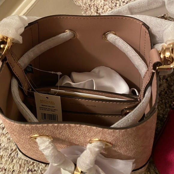 MK Mercer Galery Crossbody Bucket Bag - Picture 4 of 5